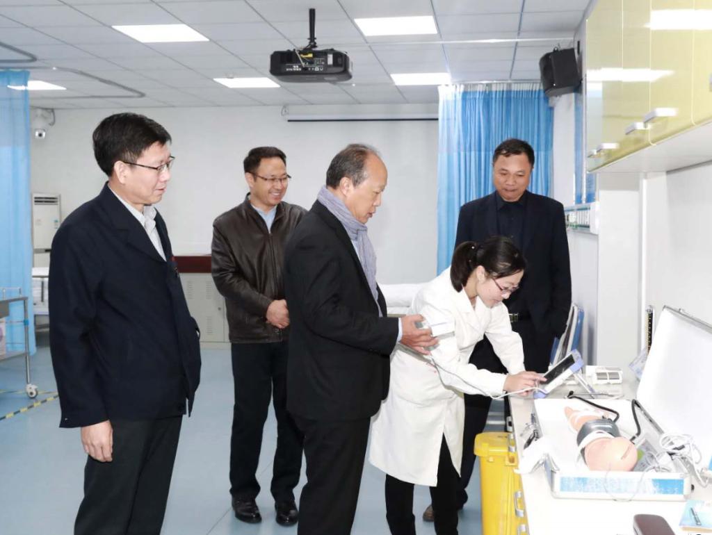 参观基础护理实训室